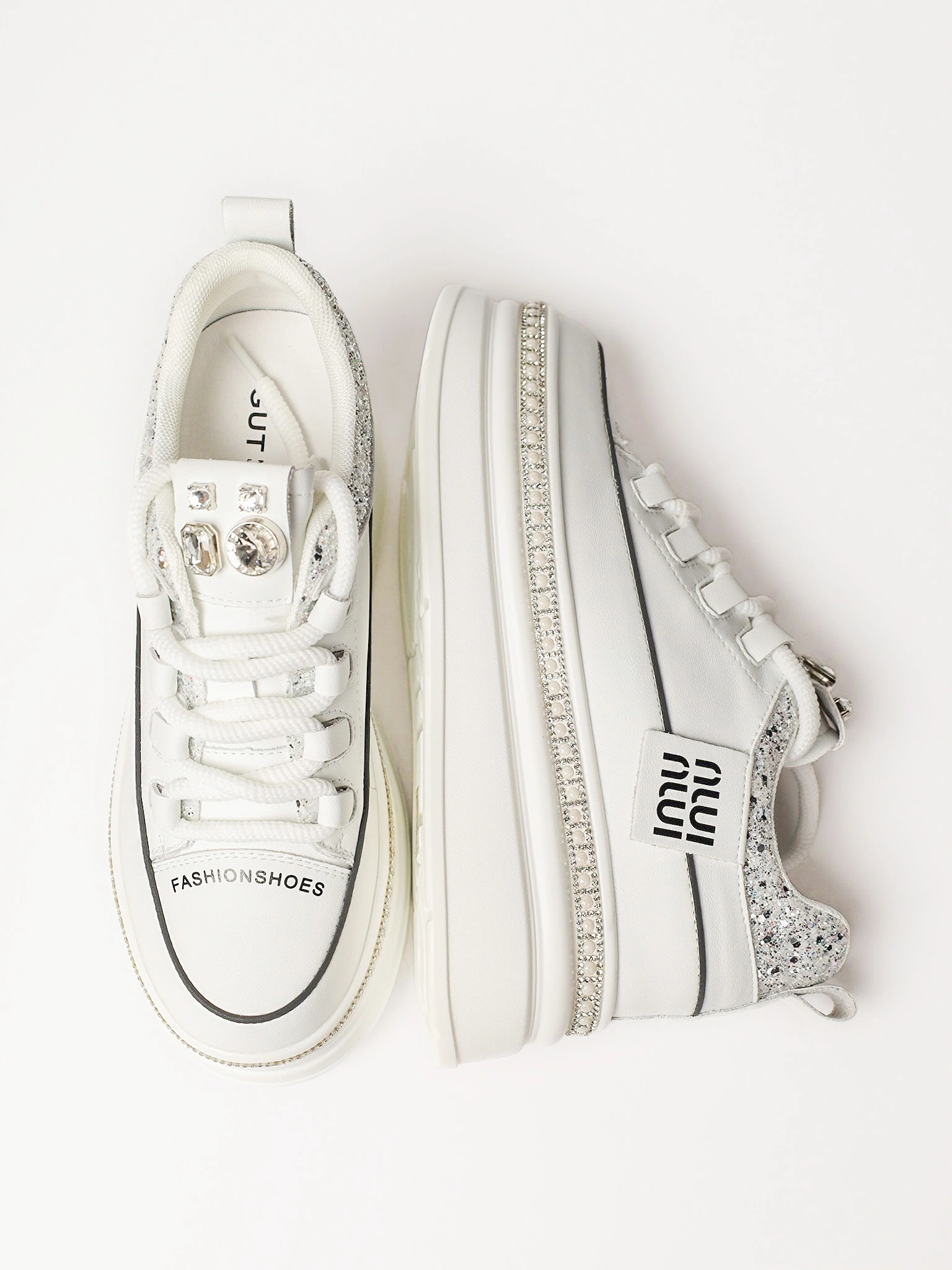 Кеды белого цвета со стразами и блестками на высокой платформе